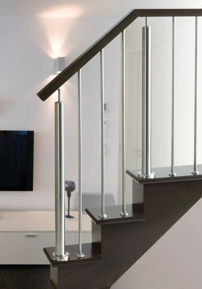 Barandilla de escalera con montantes inox y pasamanos oscuro